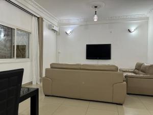 Μια τηλεόραση ή/και κέντρο ψυχαγωγίας στο Appart meublé moderne WIFI,TV - Omnisports, Fouda