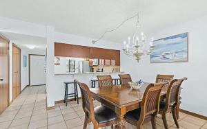 une salle à manger et une cuisine avec une table et des chaises dans l'établissement Oceanfront Two Bedroom Condo with Balcony and Heated Pool, à Cocoa Beach