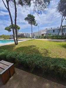 a park with a bench in front of a building at appartement alhoceima vip sfiha in Al Hoceïma