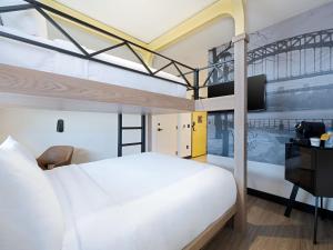 Voodi või voodid majutusasutuse voco Astoria by IHG toas +70 fotot