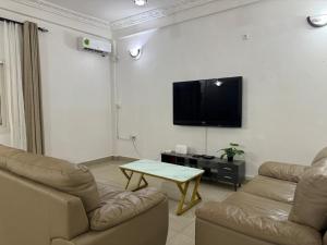 Μια τηλεόραση ή/και κέντρο ψυχαγωγίας στο Appart meublé moderne WIFI,TV - Omnisports, Fouda