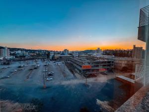 an aerial view of a parking lot in a city at Flat Completo c/ Piscina e Garagem in Brusque