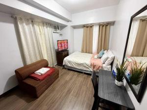 Postel nebo postele na pokoji v ubytování 1BR Minimalist Family Staycation