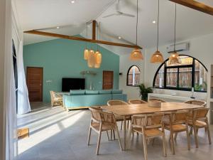 una sala de estar con una mesa y un sofá en Boho Village, en Ko Pha Ngan