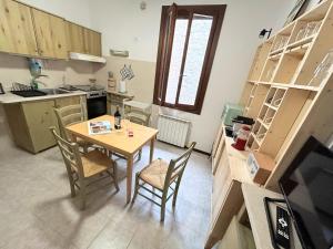 O bucătărie sau chicinetă la Appartamento Foligno Centro
