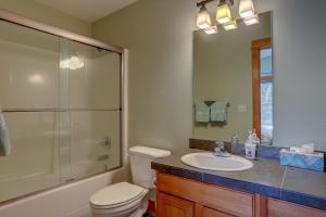 ein Badezimmer mit Toilette, Dusche und Waschbecken in der Unterkunft B2 Townhome with BBQ on the Deck in Hood River