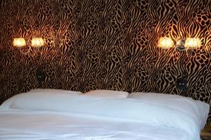 迪斯利的住宿－Frankies Wine Bar & Lodge，一间卧室设有一张床和黑白墙