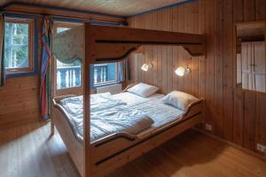 a bedroom with a bunk bed in a cabin at Bakkebyvegen 13B in Trysil
