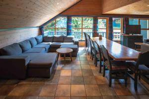 a living room with a couch and a table and chairs at Bakkebyvegen 13A in Trysil