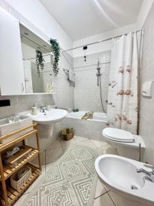 a bathroom with a sink and a toilet and a tub at Casa Lagobello, Piscina e Relax sul Lago Maggiore in Germignaga