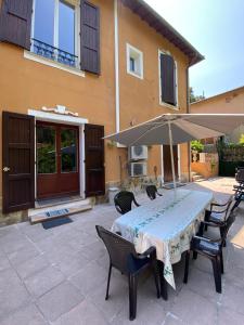 un tavolo con un ombrellone in un patio di Appartement 2 pièces avec terrasse et parking, WIFI, climatisation a Nizza