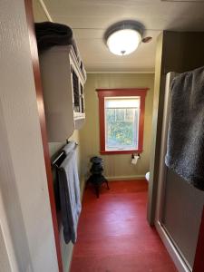 a small room with a bathroom with a window at La laiterie in Ham Nord