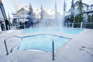 惠斯勒Northstar 71的房屋前设有带喷泉的热水浴池