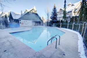 惠斯勒Northstar 71的雪覆盖的游泳池,带扶手