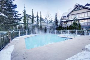惠斯勒Northstar 71的雪中房子前面的游泳池