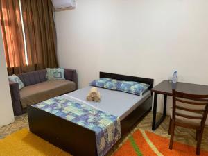 Tashkent International AirportAviaHostel的带床和桌子的客厅