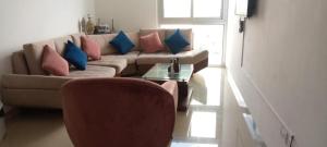 un soggiorno con un divano con cuscini blu e rosa di Exclusive, Elegant Atlantis Comfortable a Santa Cruz de la Sierra