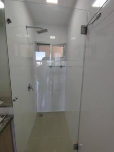 un bagno con doccia con porta in vetro di Exclusive, Elegant Atlantis Comfortable a Santa Cruz de la Sierra Altre 17 foto