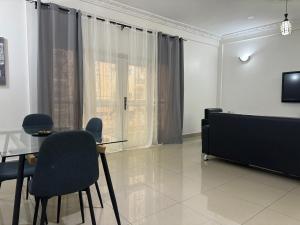 Μια τηλεόραση ή/και κέντρο ψυχαγωγίας στο Appart meublé moderne WIFI,TV - Omnisports, Fouda +26 φωτογραφίες