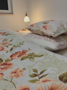 グリヴィツェにあるFreshStay-Gliwice-Old Townの花柄のシーツとランプが備わった部屋にベッドが2つあります
