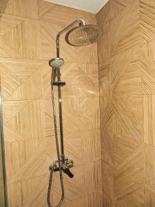 y baño con ducha y pared de madera. en Apartamentos Consistorio Live, en Jerez de la Frontera 38 fotos más