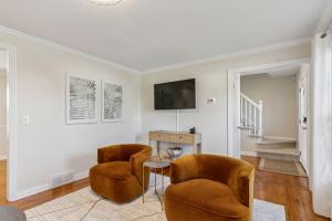 Ultimate Group Escape Heated Pool - 12 Guests في Seven Hills: غرفة معيشة مع كرسيين وطاولة