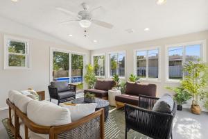 Ultimate Group Escape Heated Pool - 12 Guests في Seven Hills: غرفة معيشة مليئة بالأثاث والنوافذ