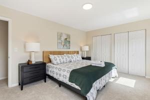 Ultimate Group Escape Heated Pool - 12 Guests في Seven Hills: غرفة نوم بها سرير وليلتين ومصبغتين