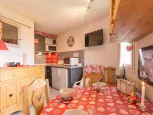 Η κουζίνα ή μικρή κουζίνα στο Studio rénové proche pistes avec balcon et coin montagne - FR-1-181-2469 +3 φωτογραφίες