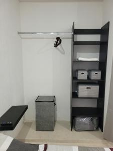 ein Zimmer mit einem Bücherregal und einem Schreibtisch in der Unterkunft Casa Izamal Mérida in Mérida