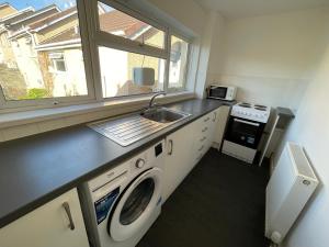 Kuchyň nebo kuchyňský kout v ubytování Luqman Property