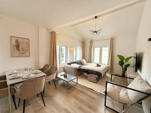 a living room with a couch and a table at Moderne-Neubauwohnungen mit kostenlosen Parkplätzen in Hamburg