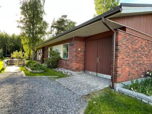 a brick house with a garage and a driveway at Mysighem Hembackavägen 13 in Vaasa