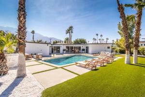 a house with a swimming pool and palm trees at Architectural Villa for Groups 16 Pax in Palm Springs