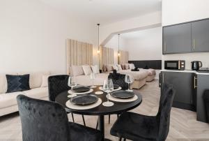 Η κουζίνα ή μικρή κουζίνα στο Entire Aparthotel Bold St 8 Apartments +78 φωτογραφίες