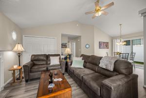 Posezení v ubytování Traveler's Dream, Lake, Trails, Tubbs Hill, Walk to Dtwn