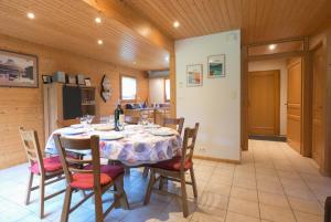 Un televizor și/sau centru de divertisment la Chalet Mulli, Familial 7p, Jardins & Terrasse à Gérardmer +16 fotografii
