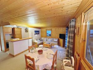 eine Küche und ein Esszimmer mit Tisch und Stühlen in der Unterkunft Charmant 3 pièces à Méribel, 5 pers, balcon, WIFI, garage - FR-1-411-969 in Les Allues