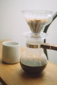 a blender sitting on top of a wooden table at Suu -瀬戸内の小さな別邸 in Futami