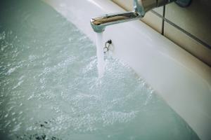 a sink with water running from a faucet at Suu -瀬戸内の小さな別邸 in Futami