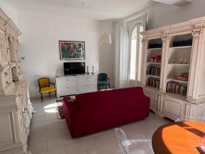 a living room with a red couch and a table at I Rimarici in Pavia