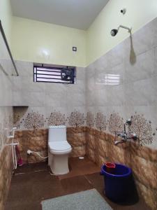 un bagno con wc e doccia di ArtKarna a Gokarna