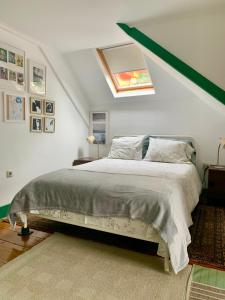a bedroom with a bed with a green roof at Casa do Paço Aveiro Studio&Rooms in Aveiro
