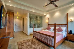 卡兰古特Hotel Sea Castle的一间卧室,里面有一张床和一个吊扇