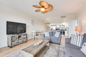 Una sala de estar con un televisor de pantalla plana grande. en Comfy PCB Condo with View and Private Beach Access!, en Panama City Beach