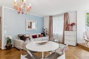 a living room with a white table and a couch at Btqluxtoplocationacfreeparking in Zürich