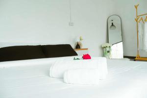 En eller flere senge i et værelse på ม่านป่ามองเขาเฮ้าส์