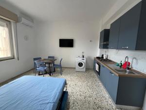 cocina con cama y mesa en una habitación en Sun&Home, en Siracusa