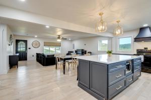 una cucina a pianta aperta e un soggiorno con sala da pranzo di 10 Mi to Red River Gorge Peaceful Rural Getaway! a Campton