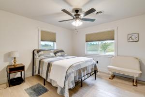 una camera da letto con un letto e un ventilatore a soffitto di 10 Mi to Red River Gorge Peaceful Rural Getaway! a Campton
